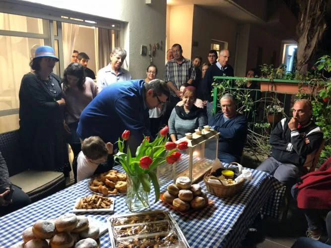 אירוע בתים מדליקים בבית משפחת כהן במודיעין, בשנה שעברה (צילום: דוברות עיריית מודיעין מכבים רעות)