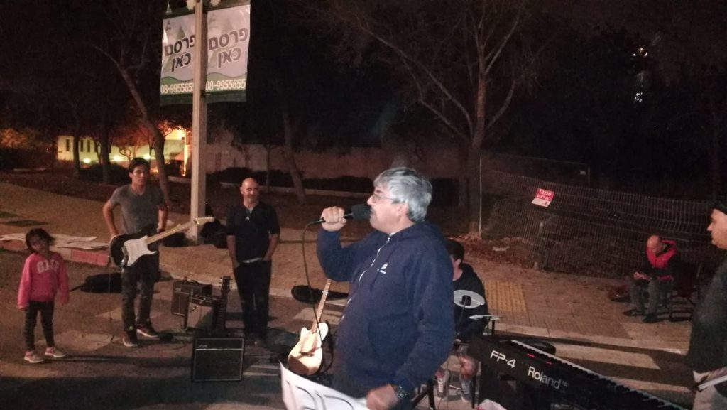 הפגנת מורי המוזיקה מול בניין עיריית מודיעין (צילום: אסף אדיב)