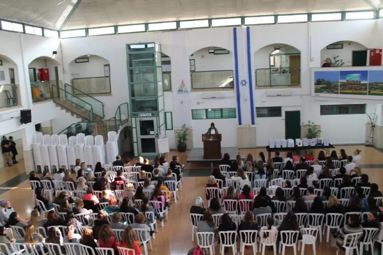 עצרת הזדהות עם המאבק לעצירת האלימות כלפי נשים, רחבת עיריית מודיעין (צילום: דוברות עיריית מודיעין מכבים רעות)