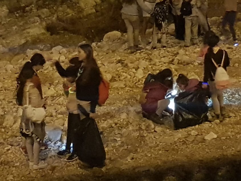 ניקיון נחל ענבה (צילום: דוברות עיריית מודיעין מכבים רעות)