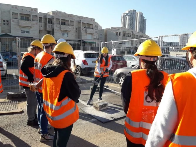 תלמידי י' ביחידת חילוץ והצלה במודיעין (צילום: דוברות עיריית מודיעין מכבים רעות)