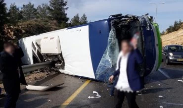 אוטובוס ההתהפך בכביש 443