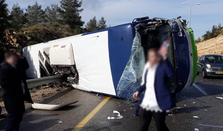 אוטובוס ההתהפך בכביש 443