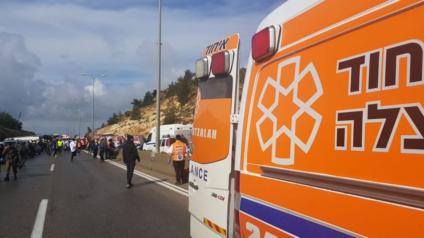 אוטובוס התהפך בכביש 443 (צילום: דוברות איחוד הצלה)