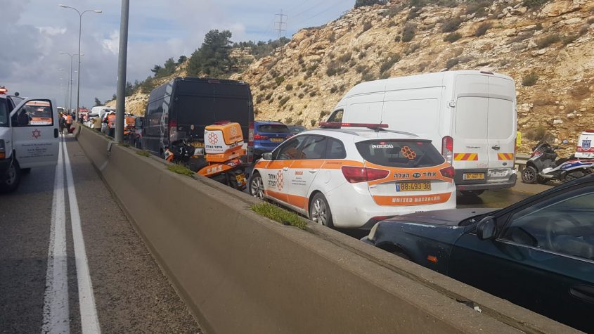 אוטובוס התהפך בכביש 443 (צילום: דוברות איחוד הצלה)