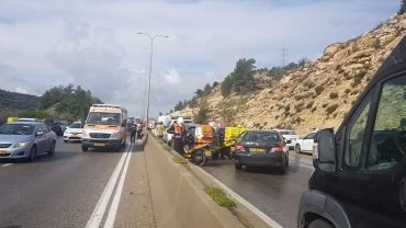 זירת התאונה הקטלנית שבה התהפך אוטובוס בכביש 443 (צילום: דוברות איחוד הצלה)
