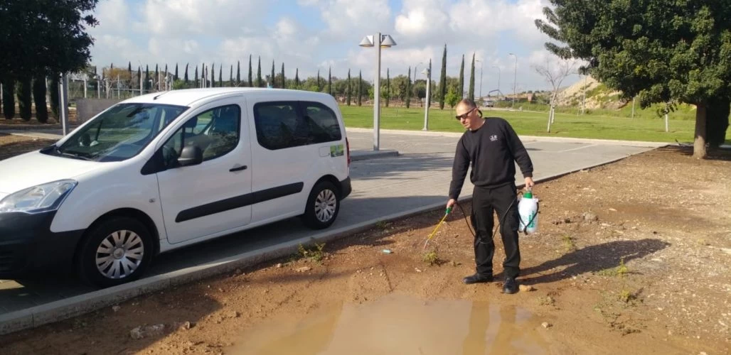 הדברת יתושים במודיעין (צילום: דוברות עיריית מודיעין מכבים רעות)