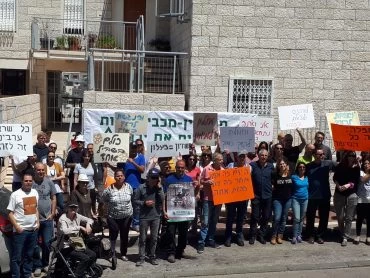 המחאה למען התקנת מעלית לדירתו של מימון ארזון (צילום: שמעון כהן, אילן מודיעין מכבים רעות)