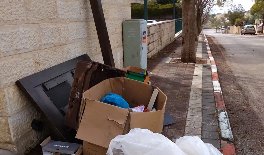 אשפה שהושלכה על המדרכה, השבוע (צילום: דוברות עיריית מודיעין מכבים רעות)