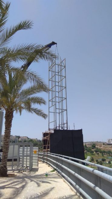 העבודות להתקנת פיר המעלית בפארק ענסה (צילום: דוברות עיריית מודיעין מכבים רעות)