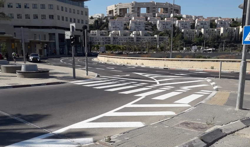 צביעת סימוני כבישים בקיץ (צילום: דוברות עיריית מודיעין מכבים רעות)
