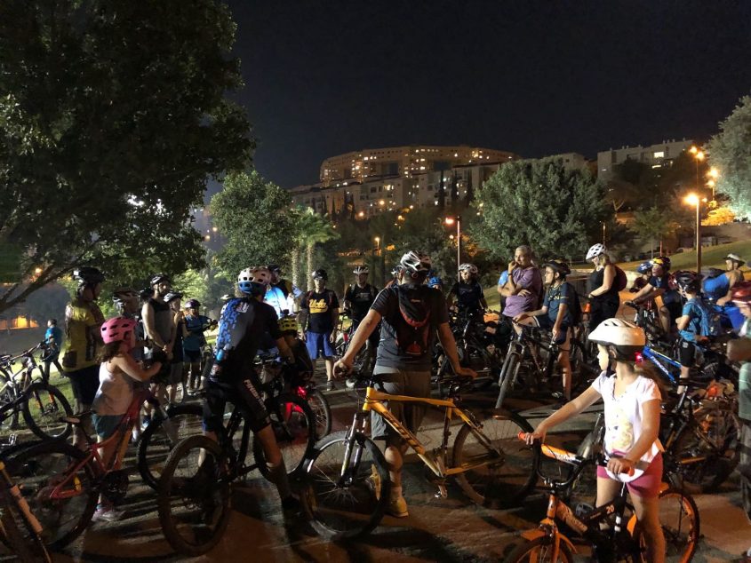 אופניים לאור ירח (צילום: דוברות עיריית מודיעין מכבים רעות)