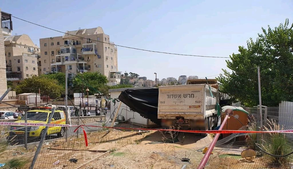 מודיעין עלית: משאית התדרדרה לתוך גן ילדים ופצעה פעוט וגבר (צילום: ישי ראוכברגר דוברות מד״א)