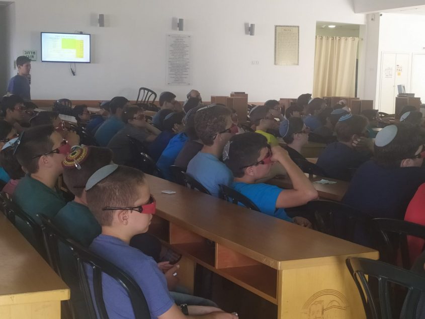 פעילות "כוכב הבית" - קידום מודעות לבריונות ברשת (צילום: דוברות עיריית מודיעין מכבים רעות)
