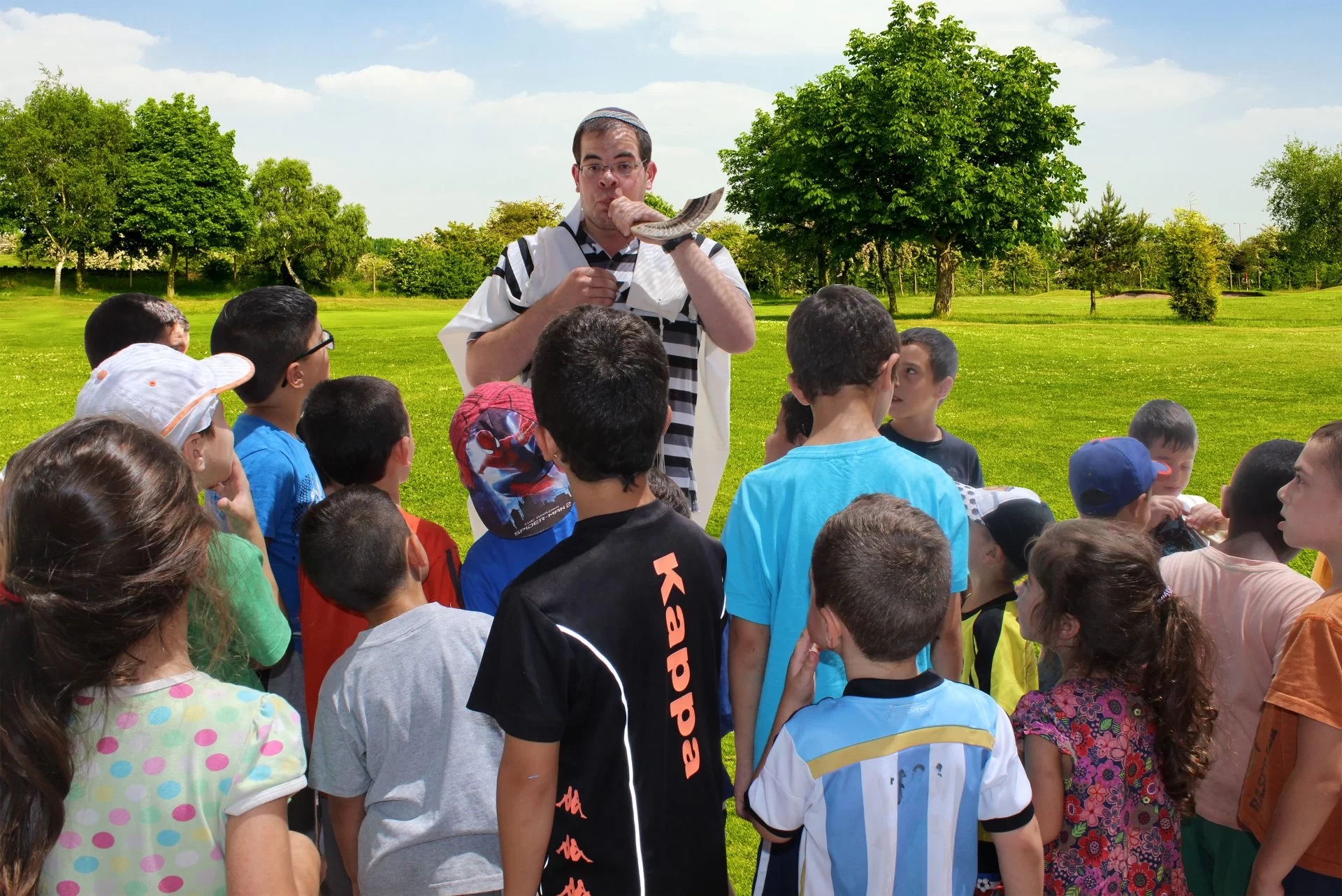 תקיעת שופר בפארק (צילום: אור תורה סטון)