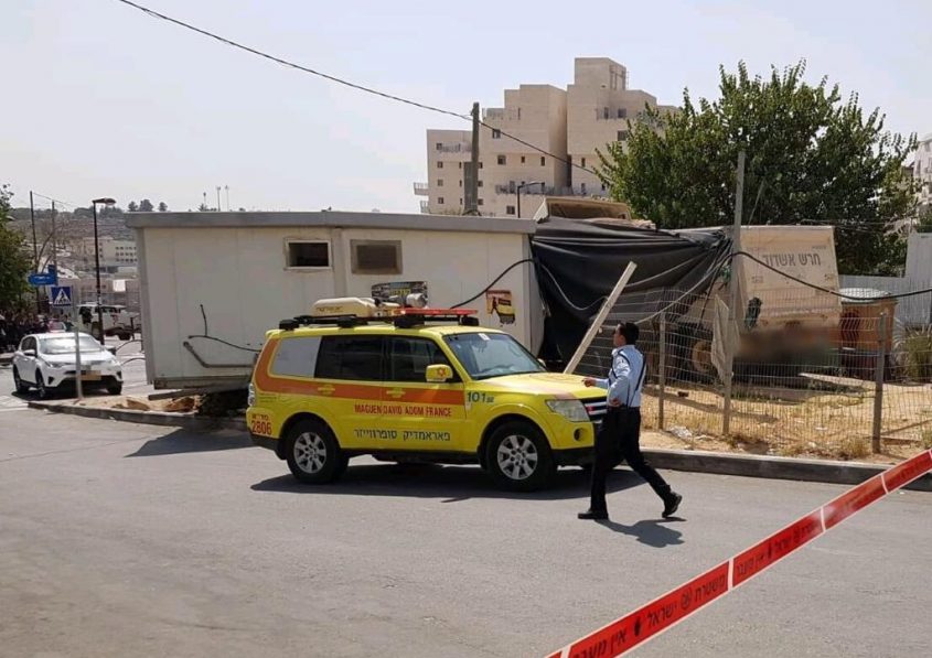 מודיעין עלית: משאית התדרדרה לתוך גן ילדים ופצעה פעוט וגבר (צילום: ישי ראוכברגר דוברות מד״א)