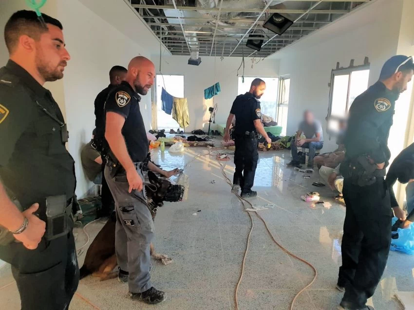 מבצע משטרתי במודיעין למעצר שוהים בלתי חוקיים (צילום דוברות המשטרה)
