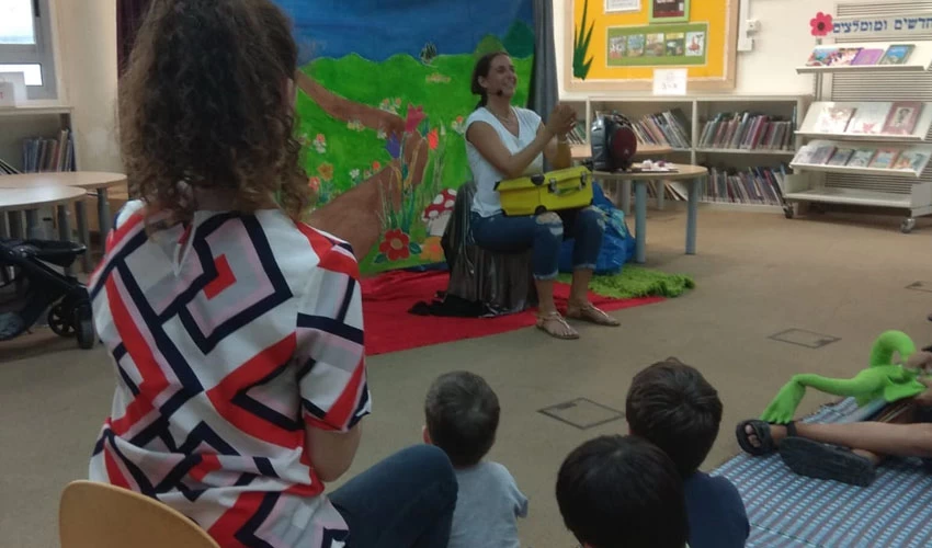 שעת סיפור לילדים עם צרכים מיוחדים (צילום: דוברות עיריית מודיעין מכבים רעות)