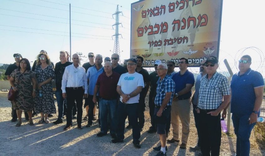 סיור בקו התפר ליד היישוב מכבים (צילום: אלי גל)