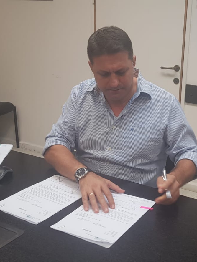 ראש העיר חיים ביבס, אתמול השדרה המרכזית במע"ר (צילום: דוברות עיריית מודיעין מכבים רעות)