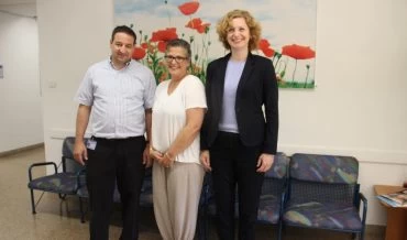 ענת אנגל, מנכ"לית וולפסון, ג'ודי בוגן, מנכ"לית מקום מרפא ויניב פוגל, מנהל אדמיניסטרטיבי וולפסון (צילום: מקום מרפא)