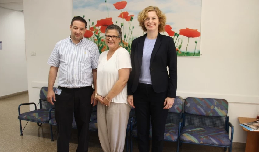ענת אנגל, מנכ"לית וולפסון, ג'ודי בוגן, מנכ"לית מקום מרפא ויניב פוגל, מנהל אדמיניסטרטיבי וולפסון (צילום: מקום מרפא)