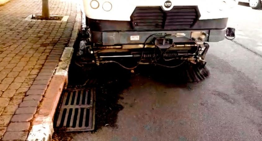 מנקים את שולי הכביש והמדרכות (צילום: דוברות עיריית מודיעין)