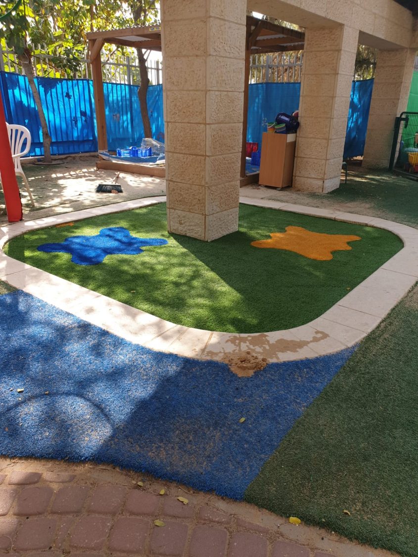 הדשא הסינתטי החדש, השבוע בגן אלה (צילום: פרטי)
