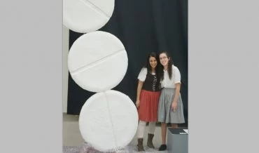 (מימין) מאיה כהנא עם המורה נתלי לוי לצד הפסל "כדור פורח" (צילום: עדי פופר)