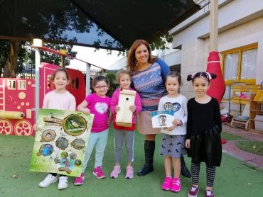 ילדי גן אמיר במודיעין עם תיבות הקינון לירגזי (צילום: דוברות עיריית מודיעין מכבים רעות)