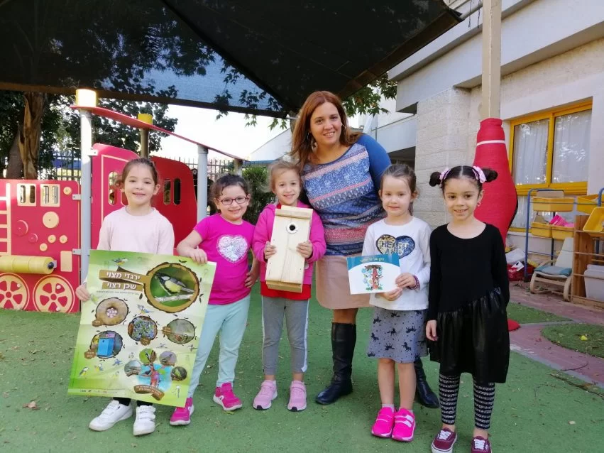 ילדי גן אמיר במודיעין עם תיבות הקינון לירגזי (צילום: דוברות עיריית מודיעין מכבים רעות)