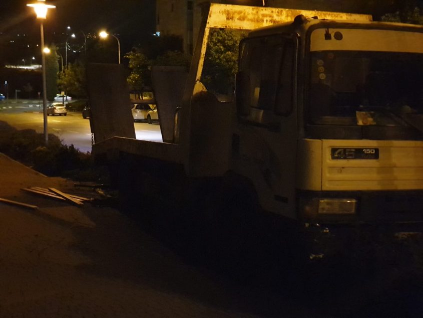 המשאית ושארית הספסל שנדרס (צילום: פרטי)
