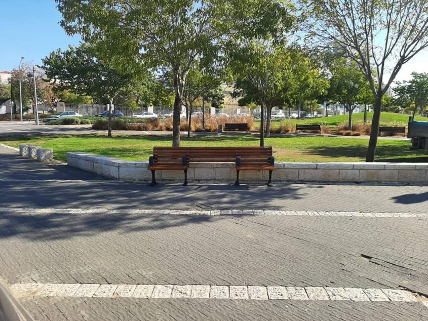 אחד הספסלים המונגשים (צילום: דוברות עיריית מודיעין)