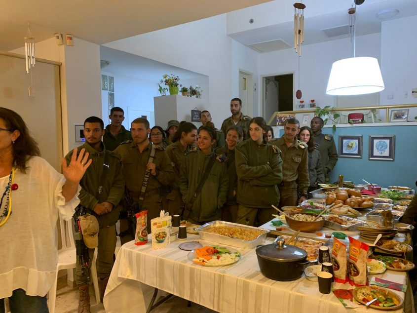 החיילים סביב השולחנות (צילום: פרטי)