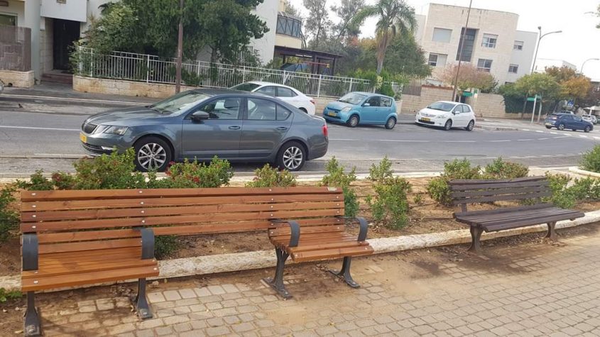 אחד הספסלים המונגשים (צילום: דוברות עיריית מודיעין)