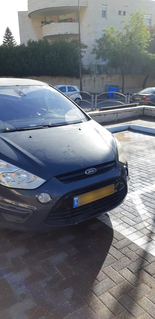 רכב חונה כנגד החוק בחניית נכים במודיעין (צילום: פרטי)
