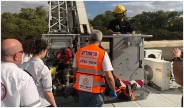 טיפול ופינוי הפצוע (צילום: איחוד הצלה)