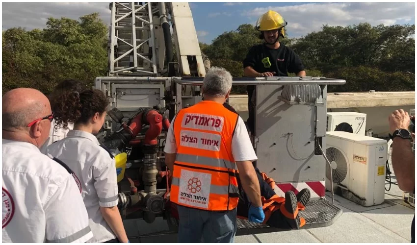 טיפול ופינוי הפצוע (צילום: איחוד הצלה)
