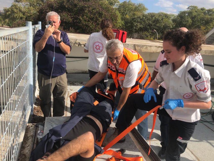טיפול ופינוי הפצוע (צילום: איחוד הצלה)