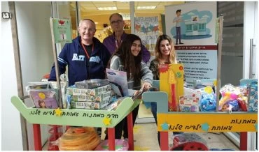לינעם קורנאנסקי (במרכז) ומתנדבים מעמותת 'ילדים שלנו' (צילום: ילדים שלנו)