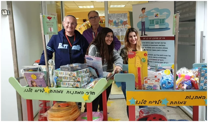 לינעם קורנאנסקי (במרכז) ומתנדבים מעמותת 'ילדים שלנו' (צילום: ילדים שלנו)