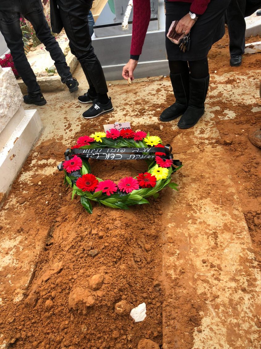 זר של מכבי פתח תקווה על הקבר של מרדכי (צילום: אודי לבה)