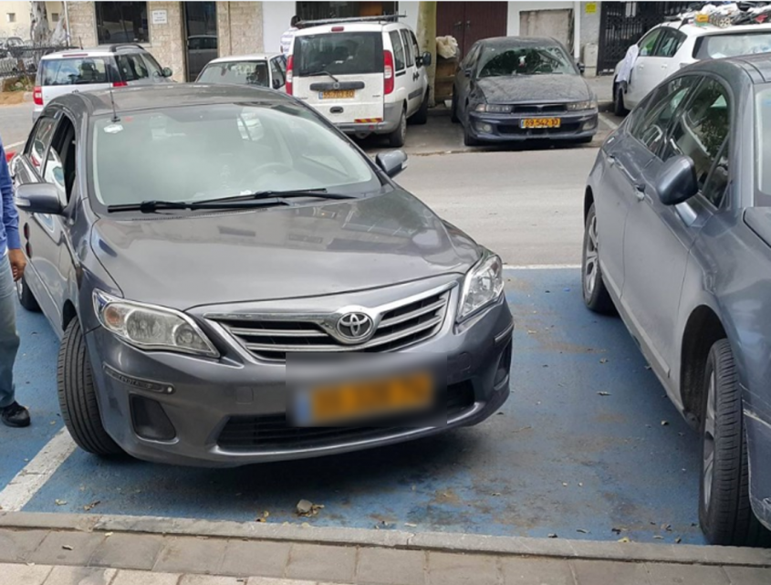רכב חונה בשתי חניות נכים (צילום: אור ירוק)