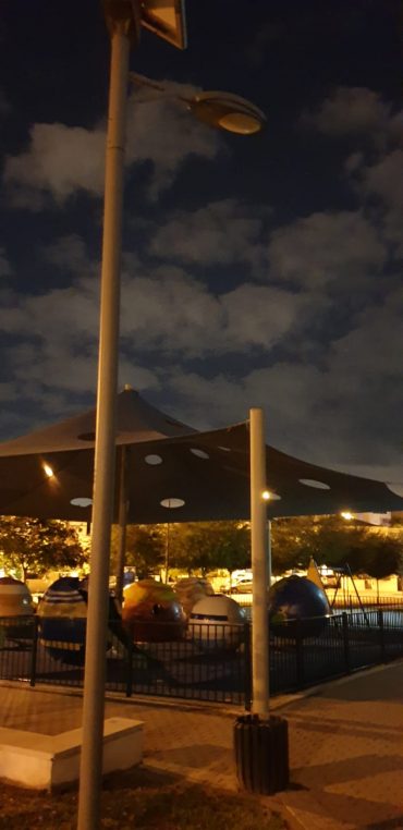 עמוד תאורה כבוי בפארק החלל (צילום: רוני איזייק)