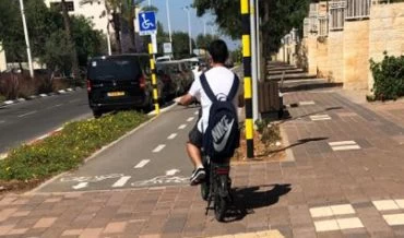 ילד רוכב על אופניים בלי קסדה (צילום: עמותת אור ירוק)