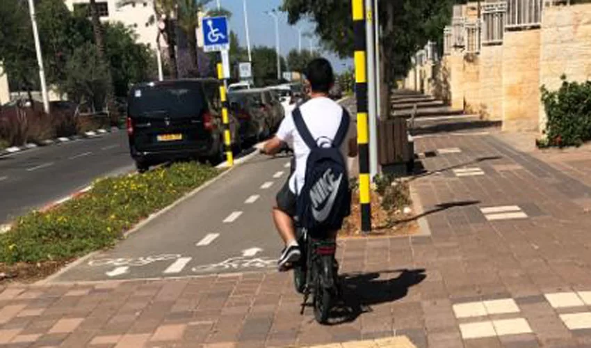 ילד רוכב על אופניים בלי קסדה (צילום: עמותת אור ירוק)