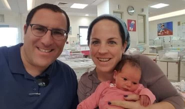 ציפי רימל ובתה התינוקת נועם רחל והאב אפרים (צילום: באדיבות המשפחה)