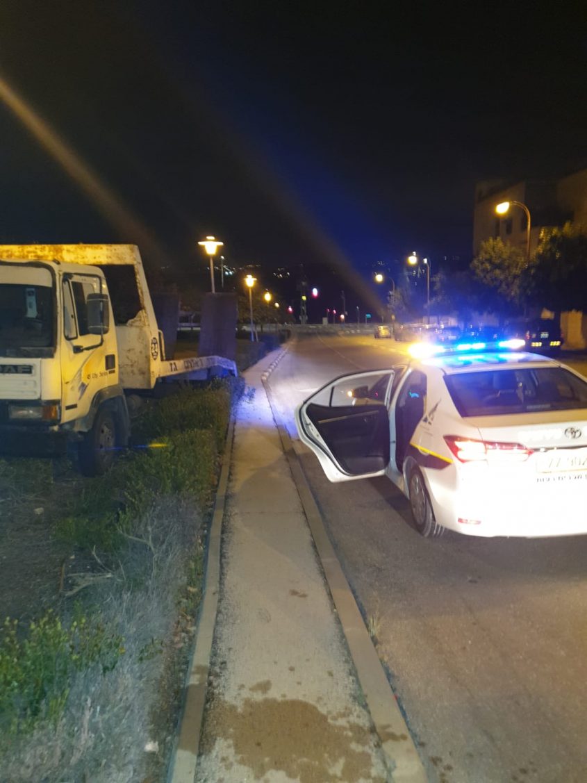 ניידת השיטור והמשאית לאחר שננטשה על ידי הגנב (צילום: פרטי)