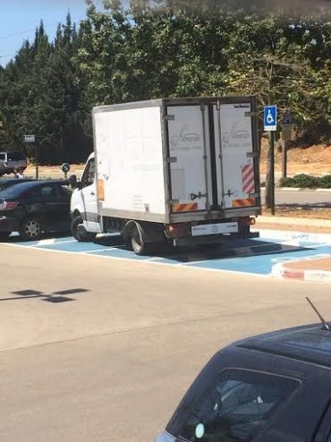 משאית חונה בחניית נכים (צילום: עמותת אור ירוק)