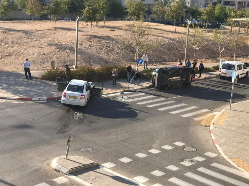 מכונית הפוכה בתאונה ברחוב עמק זבולון (צילום: מוטי סמברנו)
